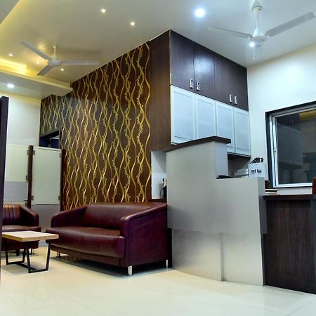 Hotel Pushpak Сатара Екстериор снимка