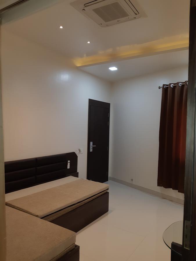 Hotel Pushpak Сатара Екстериор снимка