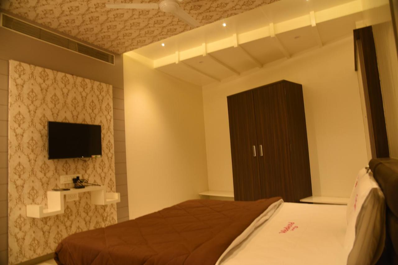 Hotel Pushpak Сатара Екстериор снимка