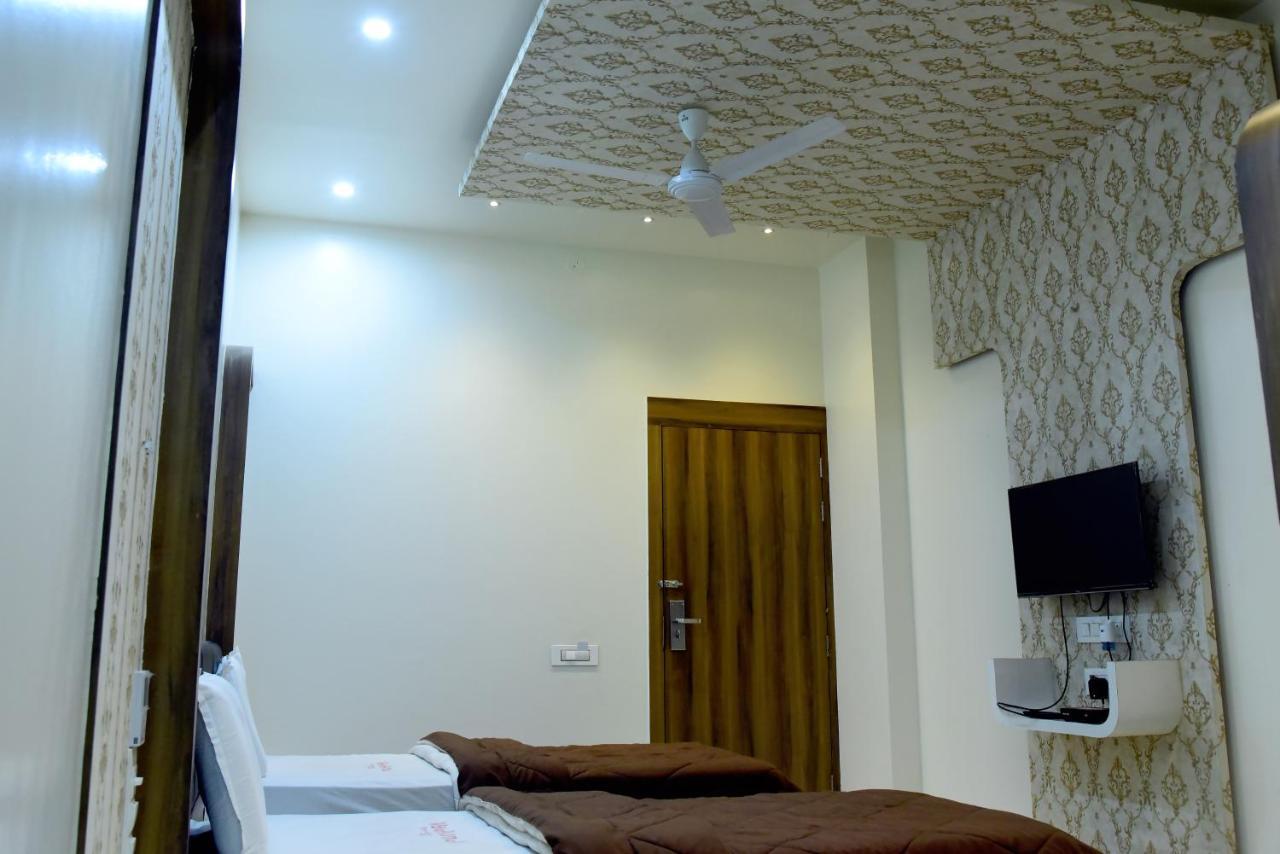 Hotel Pushpak Сатара Екстериор снимка