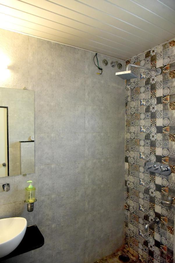 Hotel Pushpak Сатара Екстериор снимка