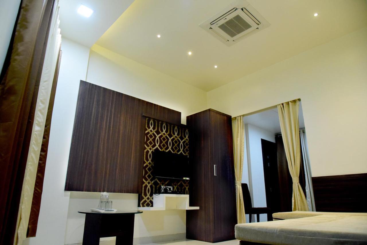 Hotel Pushpak Сатара Екстериор снимка
